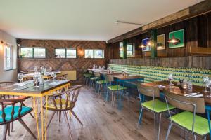 un restaurant avec des murs en bois, des tables et des chaises dans l'établissement Dartmoor Halfway Inn, à Newton Abbot