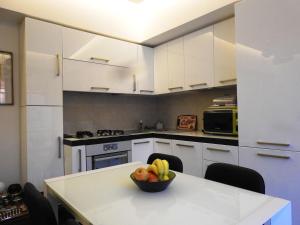 a kitchen with a bowl of fruit on a table at Seventy in Sperlonga