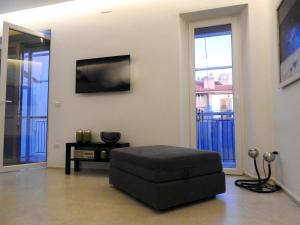 - un salon avec un canapé et une télévision murale dans l'établissement Seventy, à Sperlonga