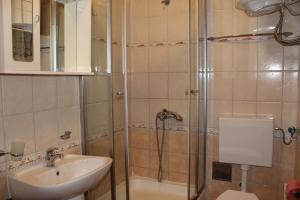 łazienka z umywalką i prysznicem w obiekcie Apartments Isabela w Bašce +25 zdjęć