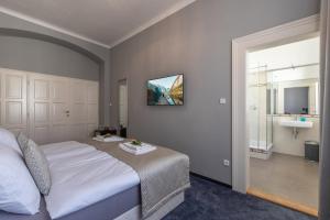 Una cama o camas en una habitación de SlaBur Residence