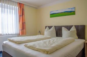 Postel nebo postele na pokoji v ubytování Hotel Gasthof Altmann