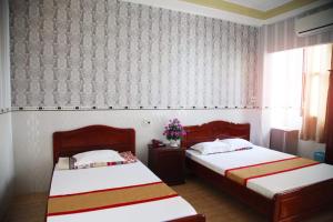 Un pat sau paturi într-o cameră la Hotel Trung Khanh