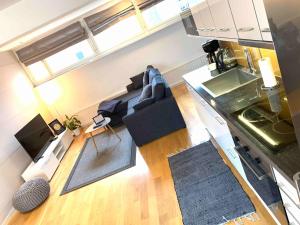 Il comprend un salon avec un canapé et une cuisine. dans l'établissement DP Apartments Vaasa II, à Vaasa