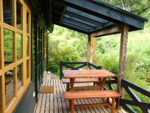 Un balcón o terraza de Cabañas Quebrada Verde