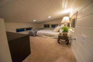 Säng eller sängar i ett rum på Montana Escape Elegant Tiny House in Waco Near Magnolia
