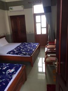 Un pat sau paturi într-o cameră la Hotel Trung Khanh