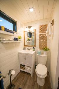 Gallery image of Elegant Container Tiny House Yellow & Blue in Waco
