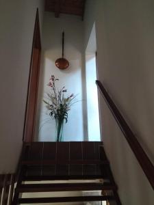 a vase of flowers sitting on top of a staircase at Casa Beghino in Lama Mocogno