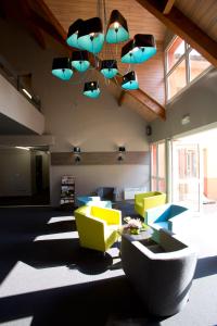 - un salon avec des chaises jaunes et bleues dans l'établissement Sure Hotel by Best Western Limoges Sud, à Feytiat