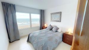 ein Schlafzimmer mit einem Bett mit Blick auf das Meer in der Unterkunft Terrazas del Mar Villa on the beach Sea Terrace Wifi free Golf Ecological house in La Garita