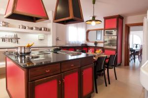eine Küche mit roten Schränken und einer roten Insel darin in der Unterkunft Terrazas del Mar Villa on the beach Sea Terrace Wifi free Golf Ecological house in La Garita