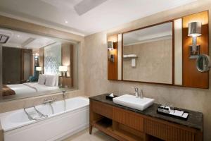 Koupelna v ubytování Ramada Plaza Chennai