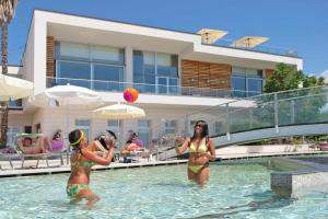 
Het zwembad bij of vlak bij Parc Hotel Germano Suites & Apartments
