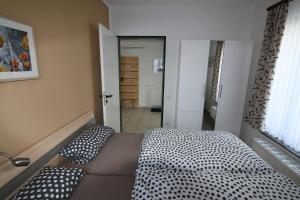 Un dormitorio pequeño con una cama y un pasillo. en Ferienwohnung Maigloeckchen 17, en Ostseebad Karlshagen