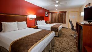 A bed or beds in a room at Best Western Executive Inn