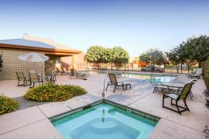 uma piscina com cadeiras e uma mesa e uma mesa e uma mesa em Casa San Miguel em Tucson
