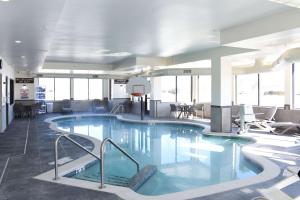 una gran piscina en una habitación de hotel en Sleep Inn & Suites Oregon - Madison, en Oregon