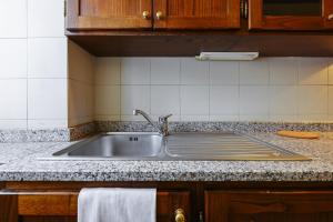 une cuisine avec un évier et un plan de travail dans l'établissement PrimoPiano - Ciardi, à Milan 26 autres photos