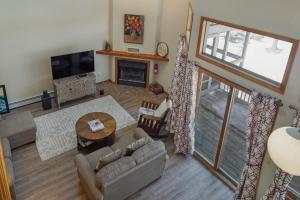 A seating area at North Conway Townhouse 3H
