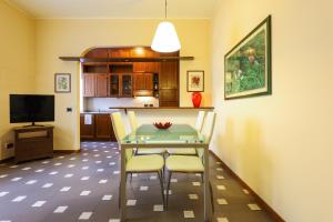 comedor con mesa y sillas y cocina en PrimoPiano - Ciardi en Milán