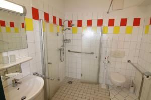 a bathroom with a shower and a toilet and a sink at Ferienwohnung Maigloeckchen 17_STAR in Ostseebad Karlshagen