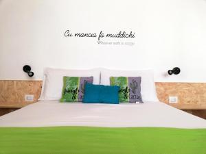 A bed or beds in a room at Le Mangiatoie del Cavaliere