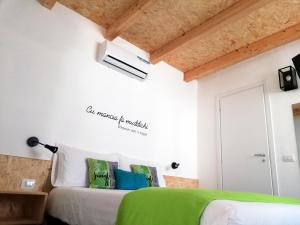 A bed or beds in a room at Le Mangiatoie del Cavaliere