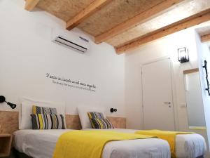 A bed or beds in a room at Le Mangiatoie del Cavaliere