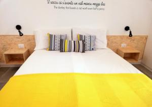 A bed or beds in a room at Le Mangiatoie del Cavaliere
