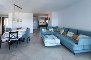 sala de estar con sofá azul y mesa en Sea Pearl, en Daimuz
