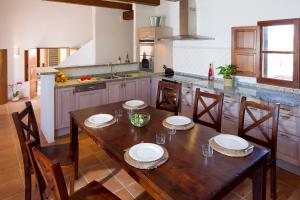 Kuchyňa alebo kuchynka v ubytovaní Can Noves - Villa de 5 suites 28 y 58