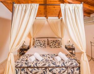 Una cama o camas en una habitación de Antico Rosso Villa 31 fotos más