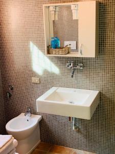 a bathroom with a sink and a toilet at Terminus in Villastrada