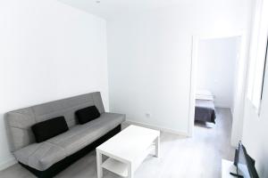 sala de estar con sofá y mesa en Apartamento Malasaña I, en Madrid