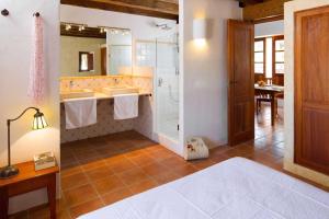 y baño con ducha, lavabo y bañera. en Can Noves - Villa de 2 suites, en Sant Francesc Xavier