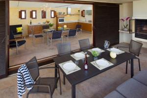 een eetkamer en een woonkamer met een tafel en stoelen bij CAN NOVES - Villa de 2 suites (3) in Sant Francesc Xavier