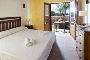 een slaapkamer met een bed met twee handdoeken erop bij CAN NOVES - Villa de 2 suites (3) in Sant Francesc Xavier