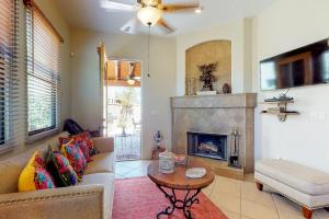 - un salon avec un canapé et une cheminée dans l'établissement Casa San Miguel, à Tucson