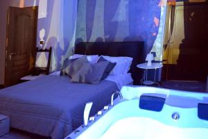 A bed or beds in a room at jacuzzi in front of the colosseum