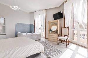 A bed or beds in a room at jacuzzi in front of the colosseum