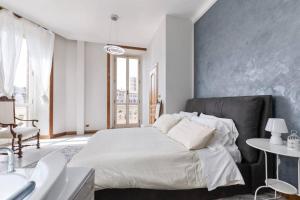 A bed or beds in a room at jacuzzi in front of the colosseum