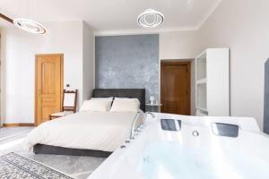 A bed or beds in a room at jacuzzi in front of the colosseum