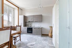 A kitchen or kitchenette at jacuzzi in front of the colosseum