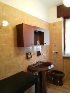 ein Bad mit einem Waschbecken und einem WC in der Unterkunft Bella Vita in Luino