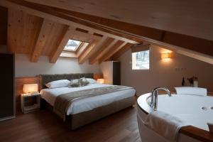 Кровать или кровати в номере Villa del Poggio Prosecco Bike Hotel