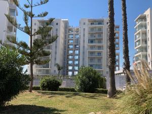 - Vistas a los edificios de apartamentos desde la playa en Apartamento Aqua Nature Delfin, en La Mata