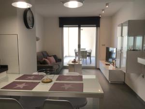 a kitchen and living room with a table and chairs at Apartamento Aqua Nature Delfin in La Mata