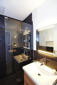 uma casa de banho com um lavatório e um espelho em kalmuck LOFT em Spitz