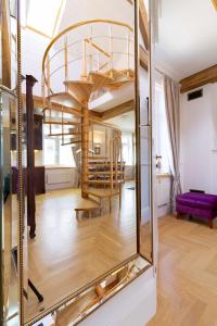einen Spiegel in einem Zimmer mit Wendeltreppe in der Unterkunft Royal Jono st. Apartment in Klaipėda